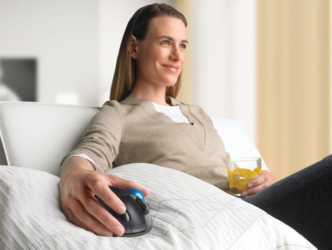 Logitech M570 Wireless Trackball beim Einsatz auf dem Sofa