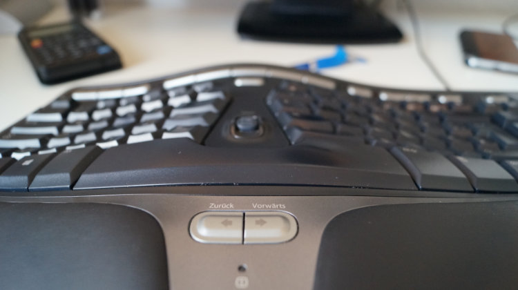 Microsoft Natural Ergonomic Keyboard - Geteiltes Tastaturlayout mit Wölbung zur Mitte hin