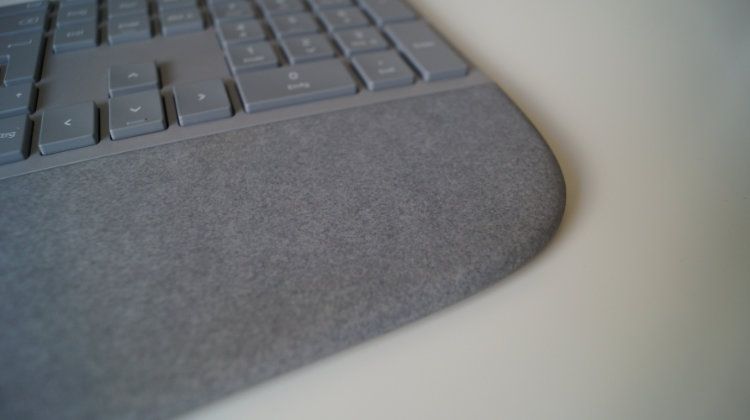 Microsoft Surface Ergonomic Keyboard - angenehme Handballenauflage mit Alcantara-Überzug