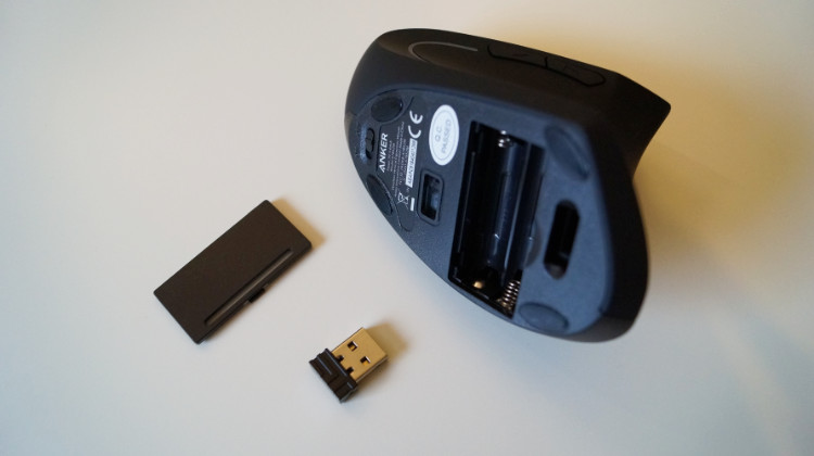 Anker 2.4G Wireless Maus – Unterseite: Batteriefach, USB-Empfänger