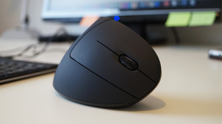 Anker 2.4G Wireless Maus – Vorderansicht: Maustasten + Scrollrad