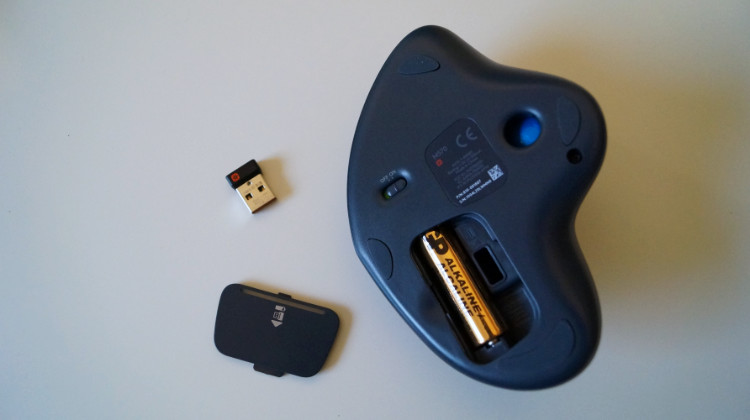 Trackball-Maus Unterseite - Batteriefach und USB-Dongle