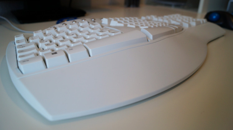 Tastatur - integrierte Handballenauflage