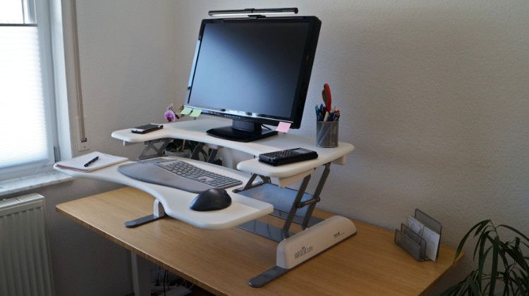 Höhenverstellbarer Schreibtischaufsatz – Z-Gelenk