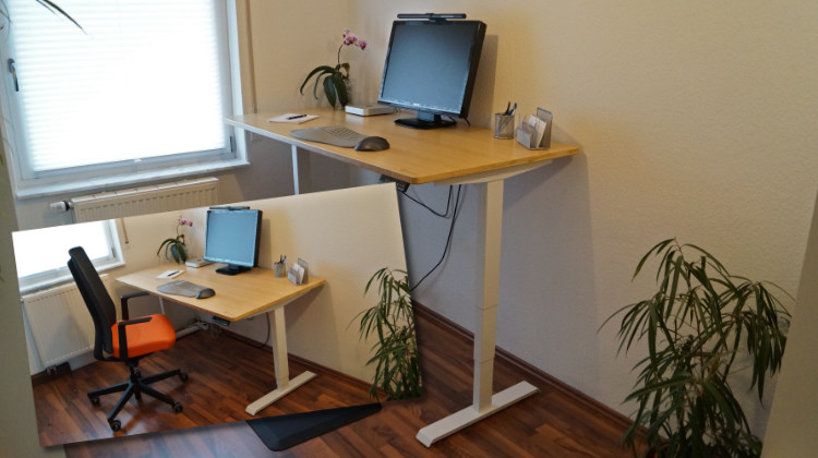 Ergonomischer Schreibtisch – Zwei Bilder: Stehposition und Sitzposition