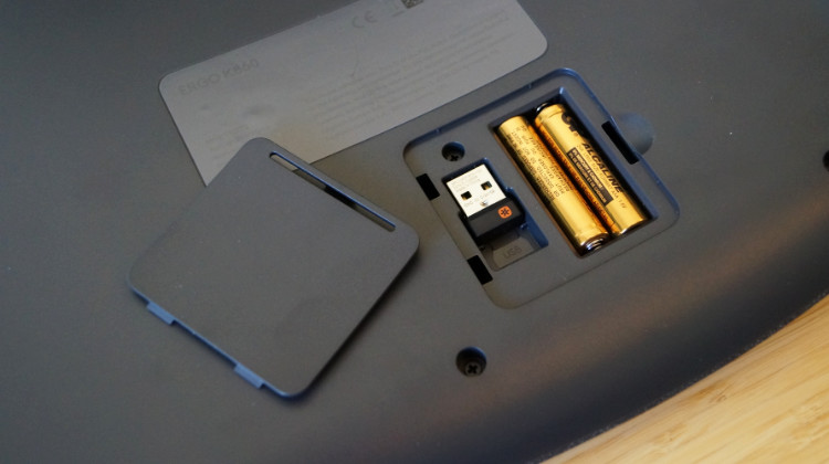 Batteriefach auf der Untersseite der Tastatur