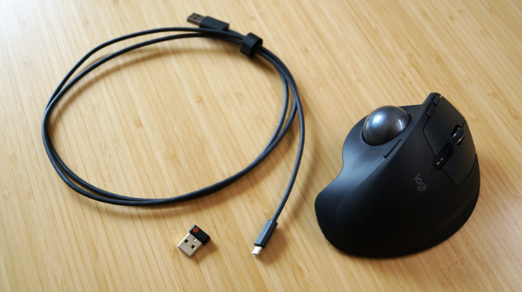 Micro-USB-Kabel, Unifying-Empfänger und Logitech MX Ergo