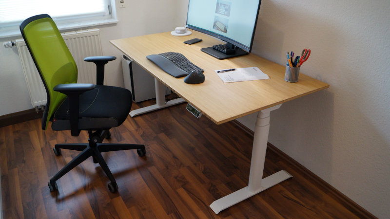 Elektrisch höhenverstellbarer Schreibtisch FlexiSpot E8 mit Bürostuhl