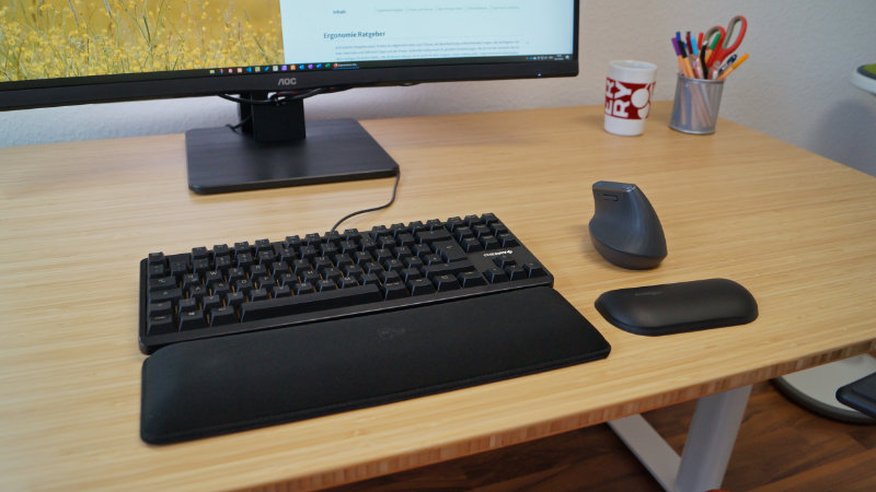 Kompakttastatur und Maus mit Handballenauflage