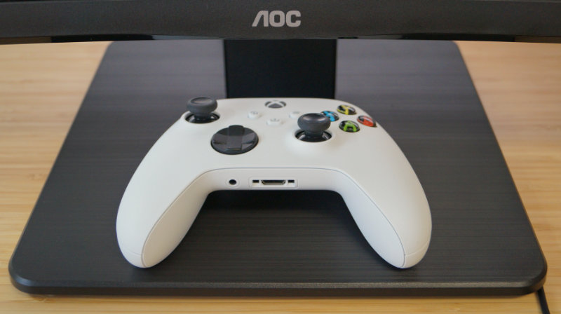 Monitorstandfuß als Ablage für Xbox Controller.