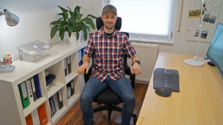 Person sitzt im Homeoffice auf dem Ergotopia NextBack (Test)