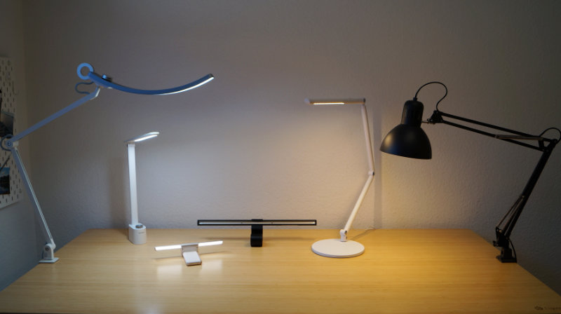 LED-Schreibtischleuchte – verschiedene Modelle am Schreibtisch