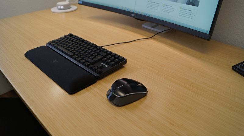CHERRY MW 8C ERGO mit Tastatur auf dem Schreibtisch