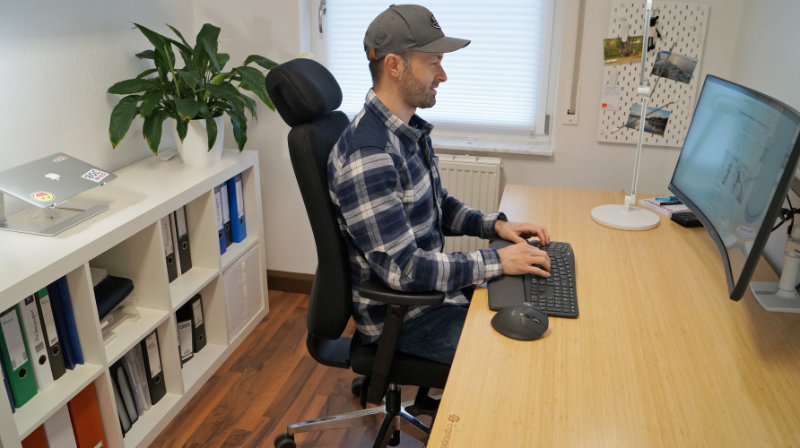 Person zeigt die ergonomische Sitzhaltung auf dem Bürostuhl PRO-TEC 400