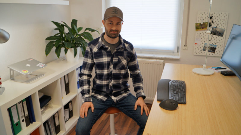 Person sitzt auf ergonomischem Bürohocker Ergotopia Dyko (Test)