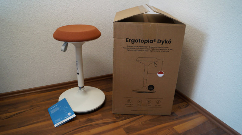 Bürohocker und Paket – Ergotopia Dykó