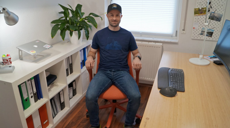 Person sitzt auf dem BackSupport Bürostuhl FlexiSpot BS13 (Test)
