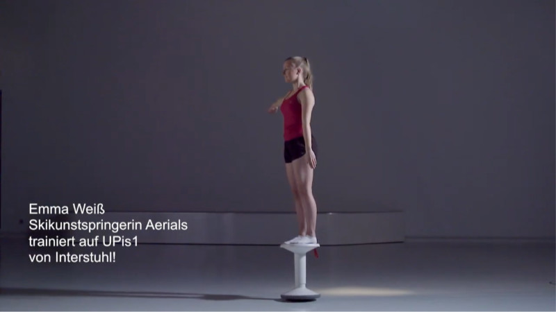 Balance-Übung für Fortgeschrittene auf dem Interstuhl UP Sitzhocker (YouTube-Screenshot)
