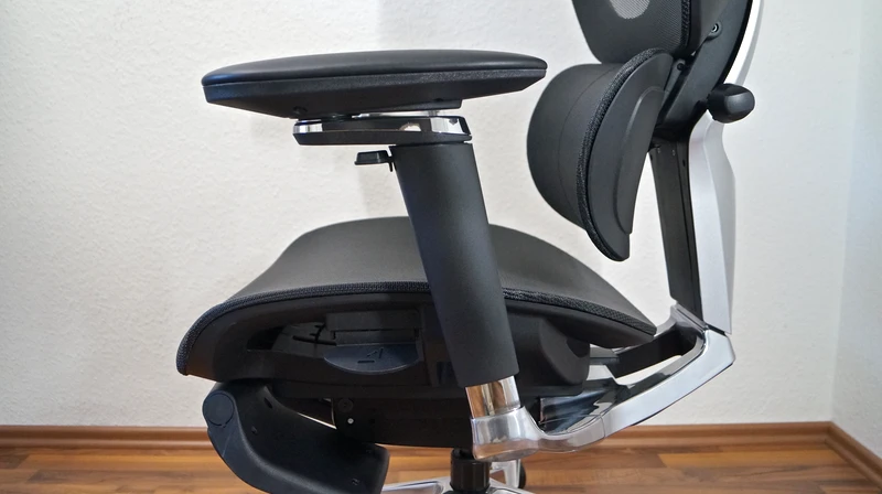 Blick seitlich auf die 3D-Armlehne des FlexiSpot C7 Morpher