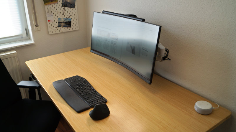 Schreibtischarbeitsplatz mit der Monitrolampe BenQ ScreenBar Pro