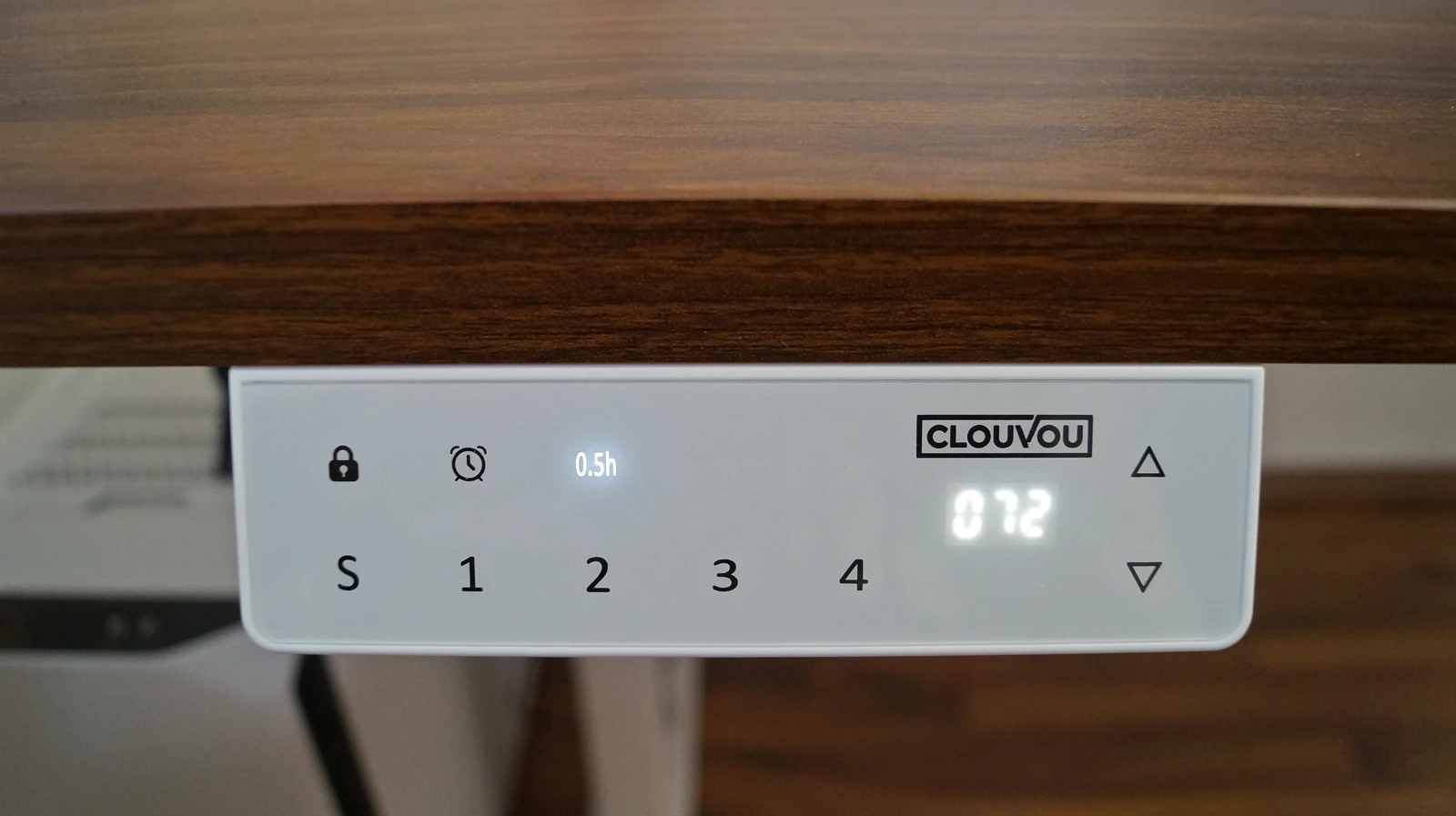 Weißes Bedienelement mit aktiver LED-Anzeige – CLOUVOU ProDesk