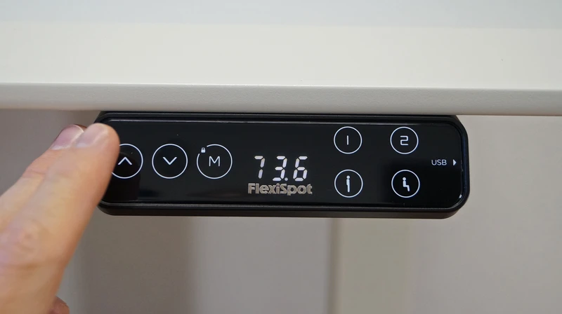 Bedienfeld mit Fingern zur Demonstration – FlexiSpot E7 Flow