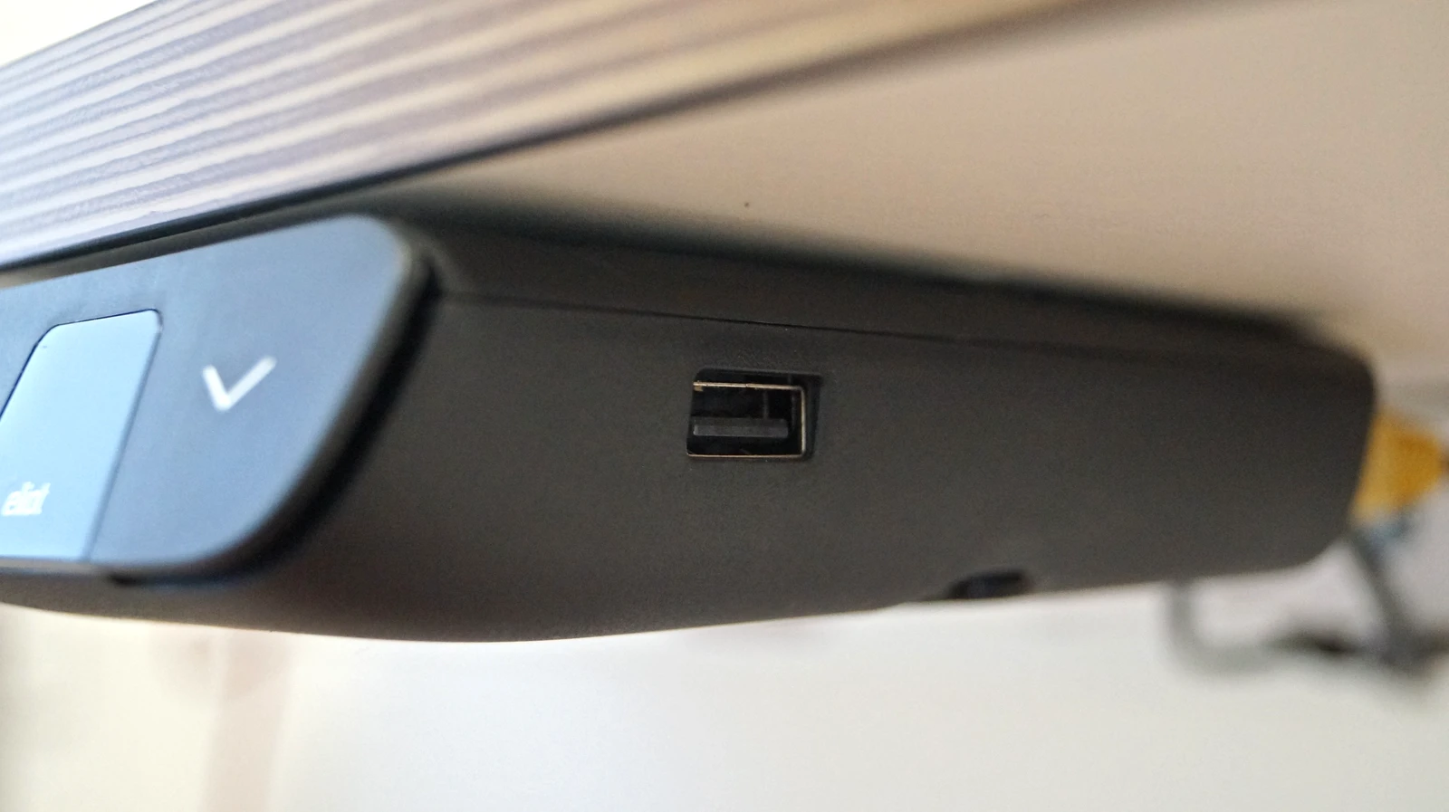 Detailbild, Blick seitlich auf den USB-A-Ausgang des Bedienteils