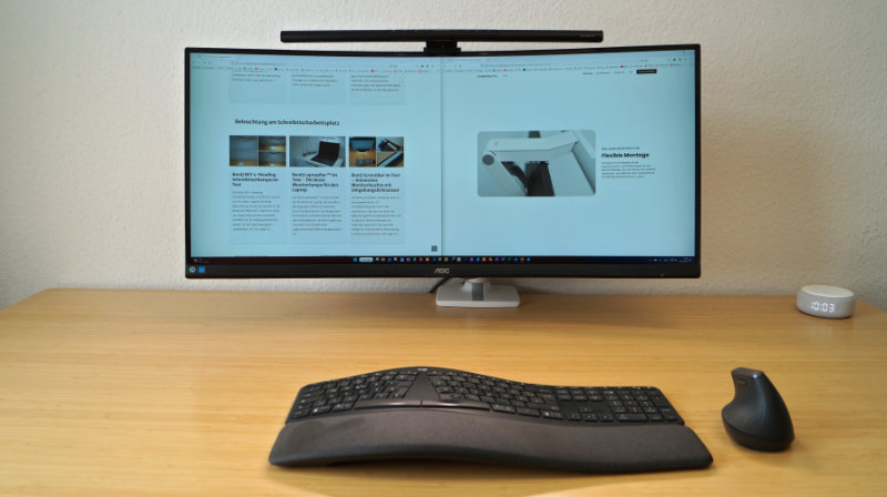 BenQ ScreenBar Pro im Test – Schreibtisch mit Tastatur, Maus, Bildschirm und Monitorlampe