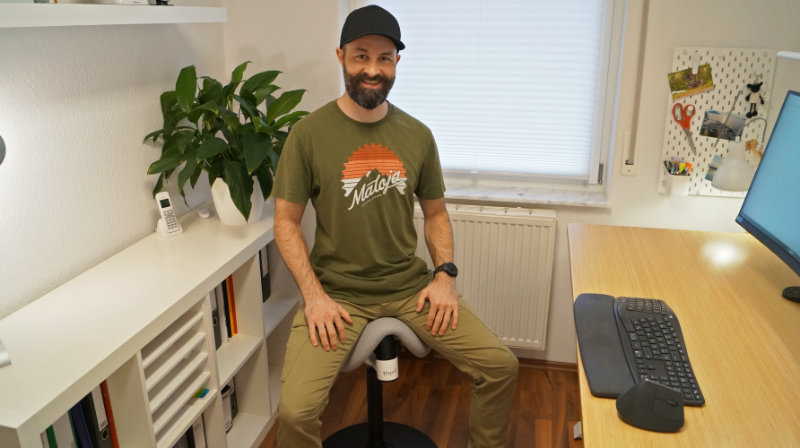 Bergardi Ergonomischer Bürohocker im Test, Person sitzt im Homeoffice