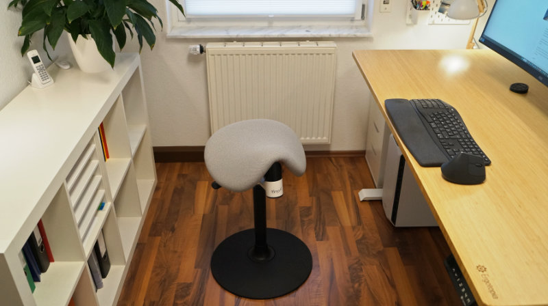 Bergardi Ergonomischer Bürohocker im Test, Hocker steht im Homeoffice