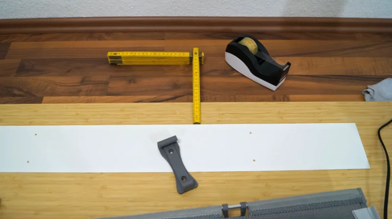 Bohrschablone ausrichten mit Meterstab und Klebeband