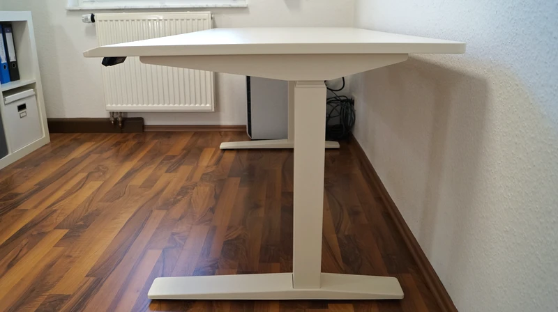Blick von der Seite auf das Tischgestell mit C-Beinen – FlexiSpot E7 Flow