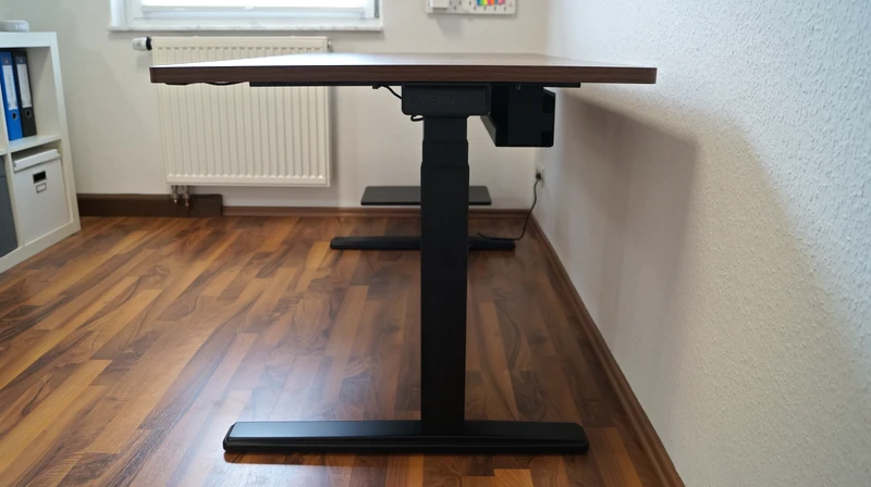 Seitlicher Blick auf das Tischgestell mit C-Beinen – Vernal Core3