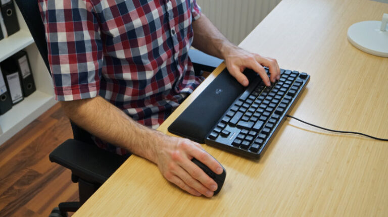 Person sitzt am Schreibtisch und testet die CHERRY MW 4500