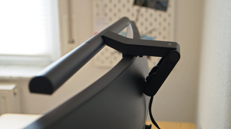 Befestigungs-Clip hinten am Monitorgehäuse – BenQ ScreenBar Pro