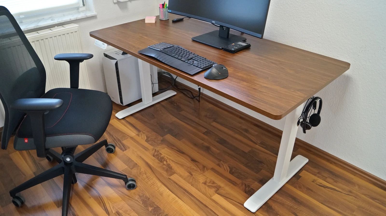 Clouvou ProDesk im Test – Schreibtisch steht im Homeoffice, links davor ein Bürostuhl