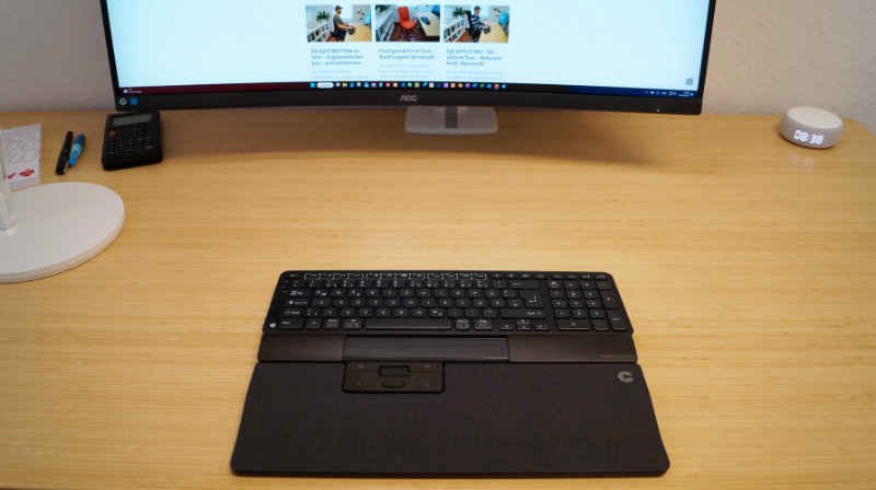 Contour SliderMouse Pro und Balance Keyboard BK liegen auf dem Schreibtisch, Blick auf den Bildschirm