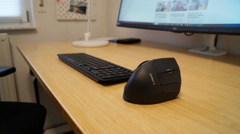 Contour Unimouse im Test – die Maus steht auf einem Schreibtisch neben einer Tastatur