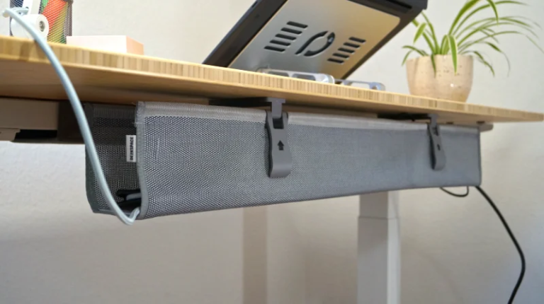 Deskspace Kabelwanne Wrap im Test – Blick von hinten unter den Schreibtisch