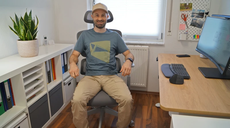 Person sitzt im Homeoffice auf dem Bürostuhl DESKSPACE Move