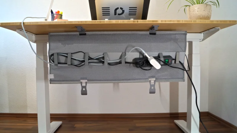 Geöffnete Deskspace Wrap mit Kabel und Mehrfachsteckdose