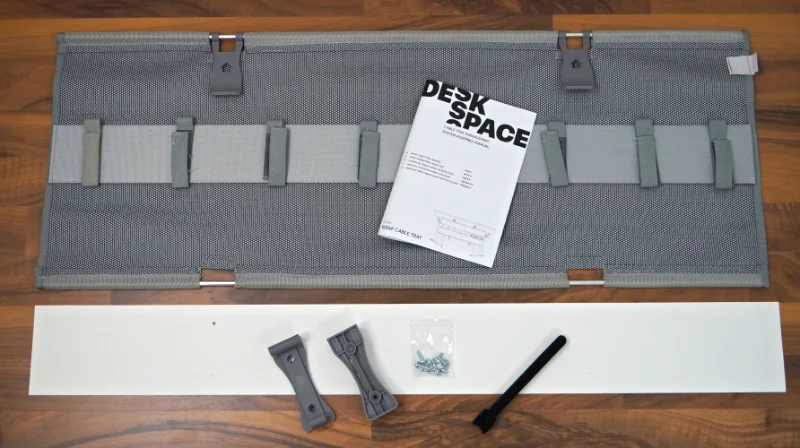 Einzelteile der Deskspace Wrap Kabelwanne liegen auf dem Boden