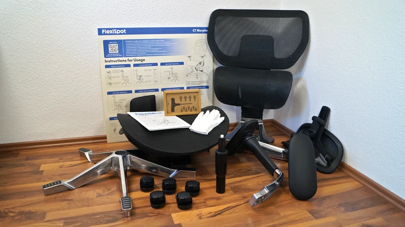 Einzelteile des FlexiSpot C7 Morpher liegen sortiert auf dem Boden