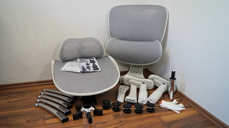 Einzelteile sortiert auf dem Boden, Bürostuhl Sihoo Doro C300 Pro V2