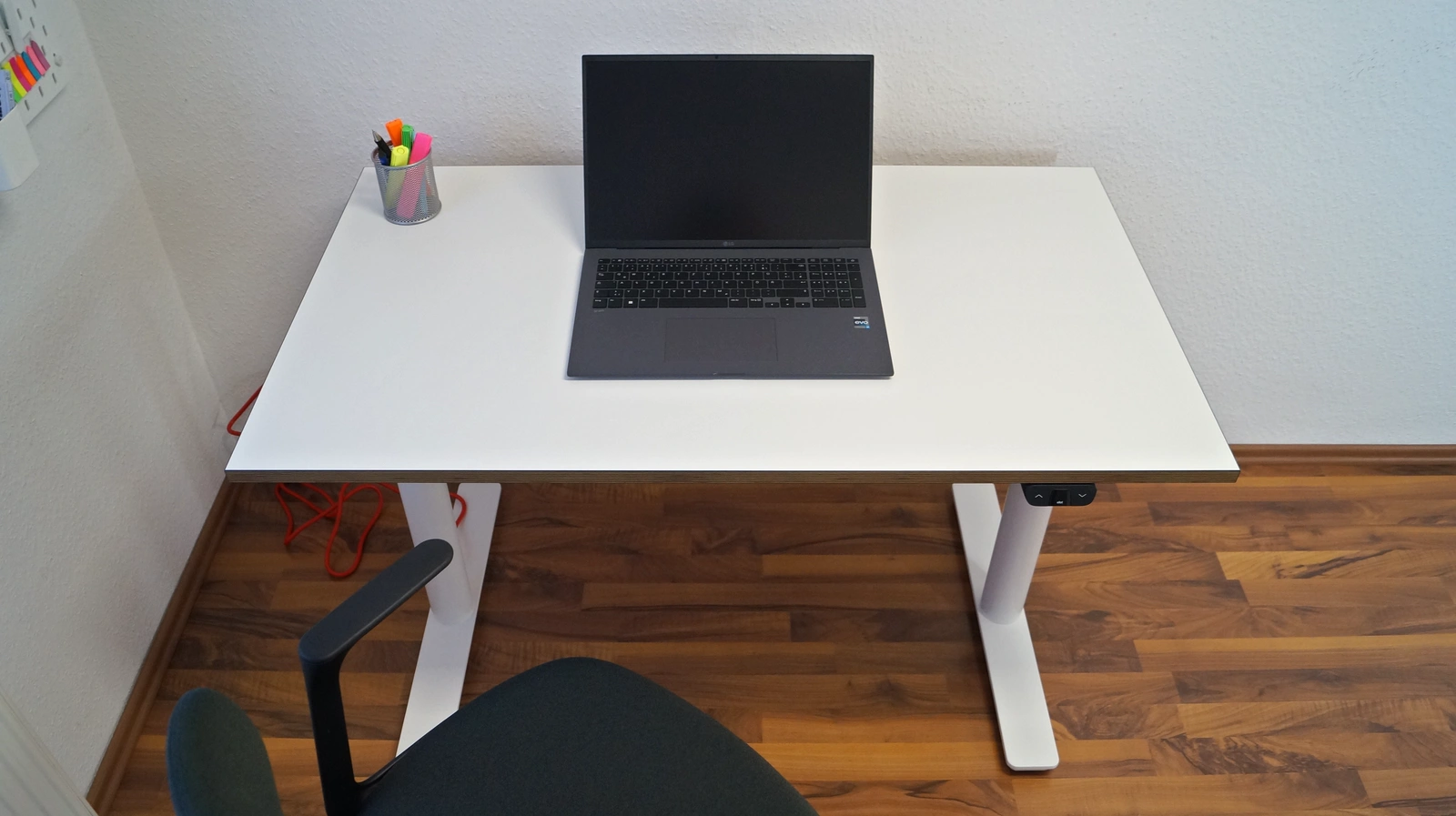 Meine Erfahrung mit dem Eliot Tiny, POV auf den Schreibtisch mit Laptop und Stifte