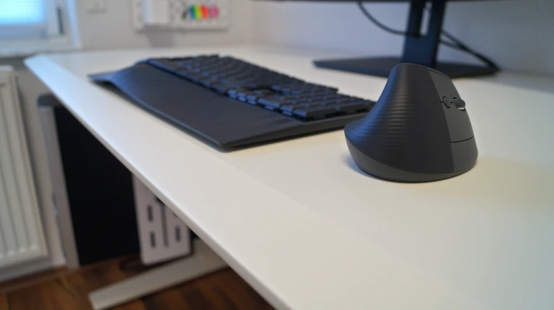 Blick auf die ergonomische Kante am Schreibtisch, mit Maus und Tastatur