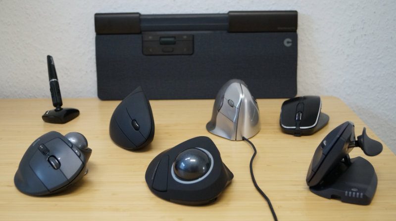 Ergonomische Maus – Verschiedene Bauformen platziert auf dem Schreibtisch