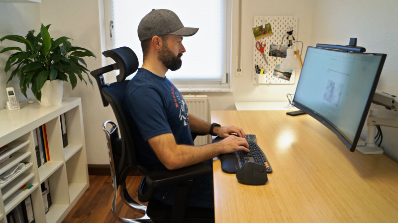 Ergonomische Sitzhaltung – Person sitzt auf dem CLOUVOU MasterSeat und tippt auf Tastatur