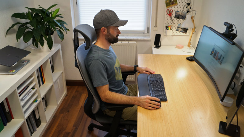 Person sitzt auf dem FlexiSpot BS12 Pro und zeigt ergonomische Sitzposition