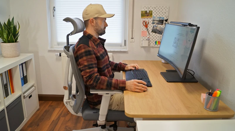 Person sitzt auf dem FlexiSpot BS14 und zeigt ergonomische Sitzposition